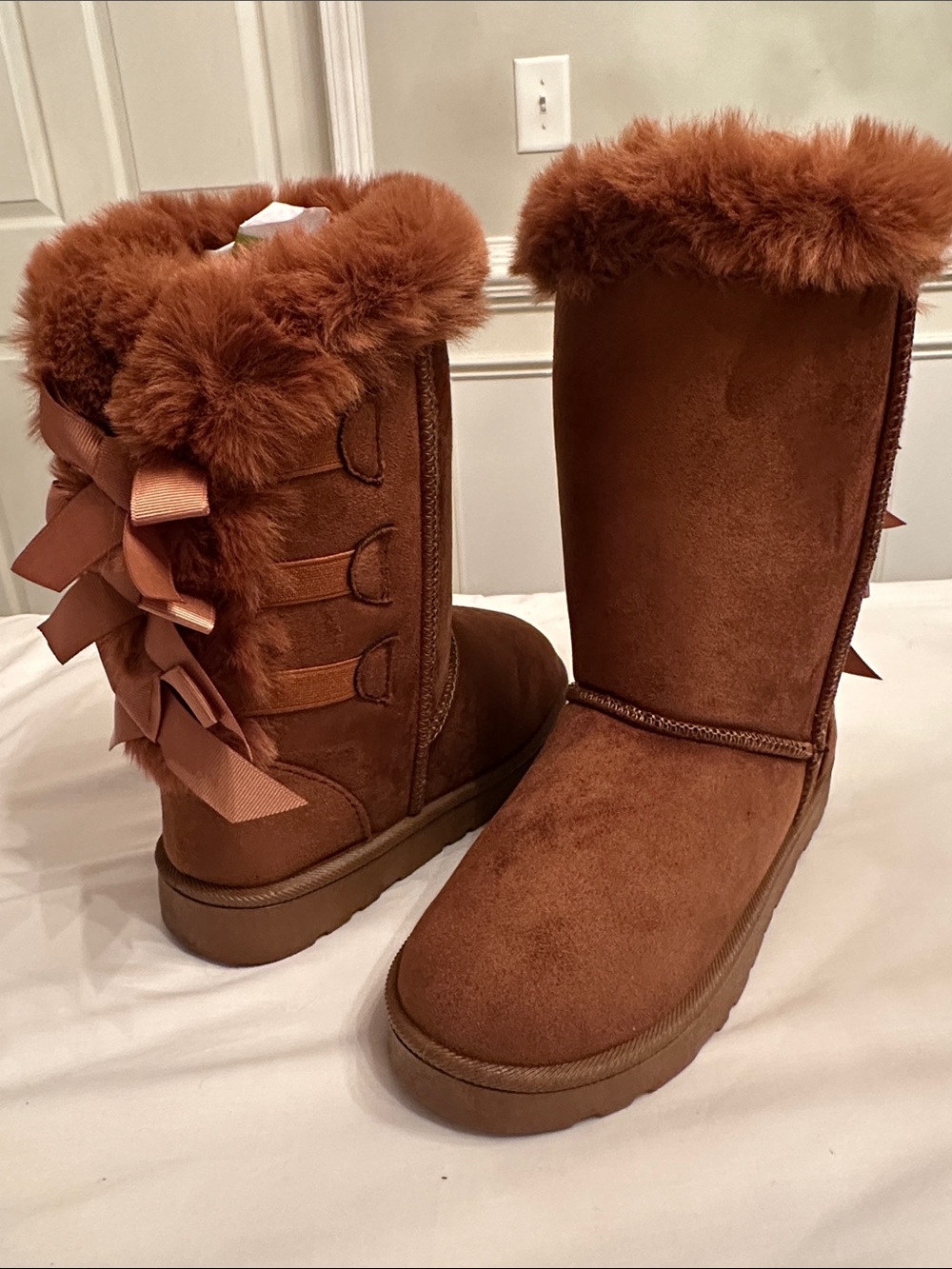 BearPaw Women's Chestnut Faux Fur Bow Back Winter Boots 38 - 6